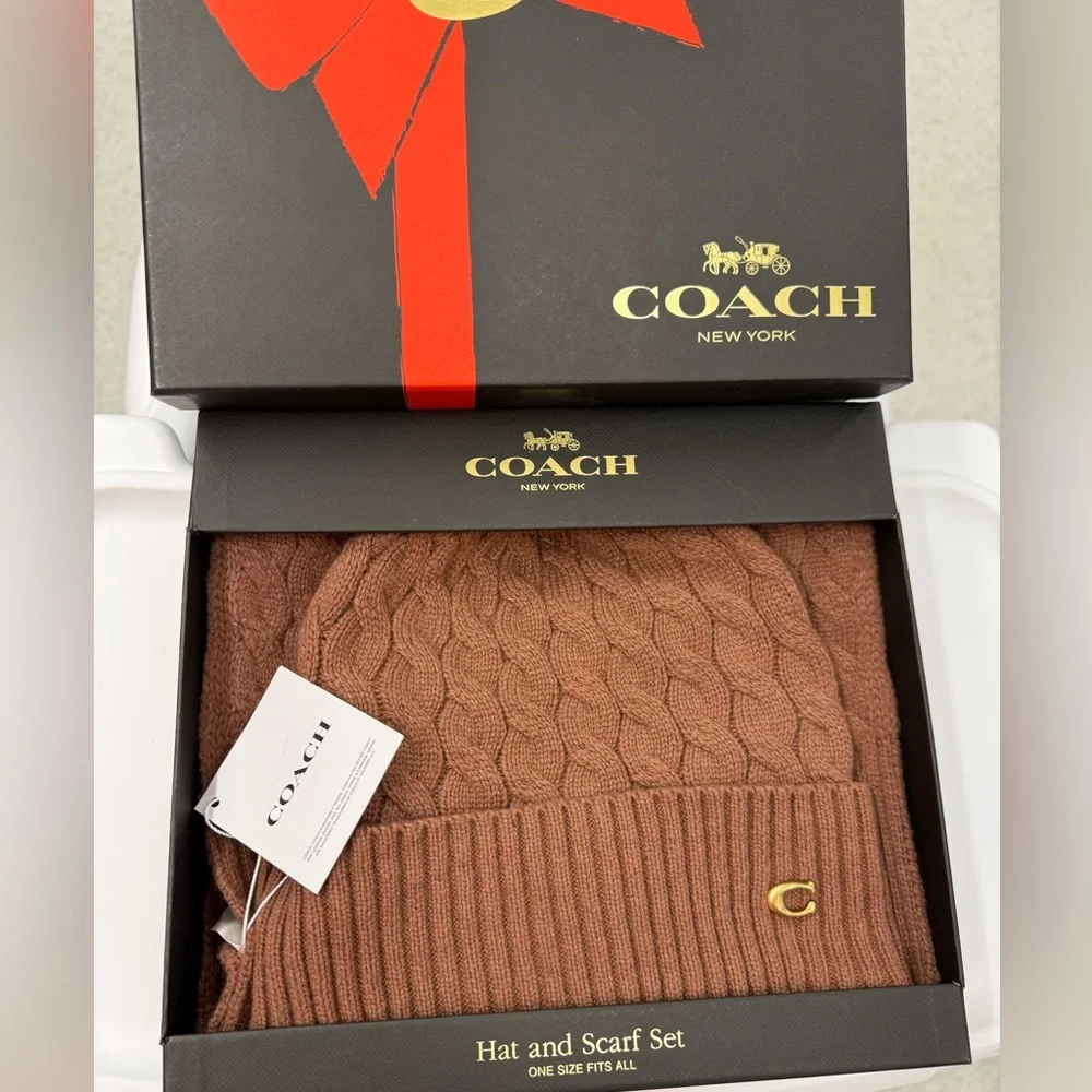 $225 Coach Cable‎ Knit Beanie & Scarf Unisex Gift Set – Dark Camel DAMAGED BOX